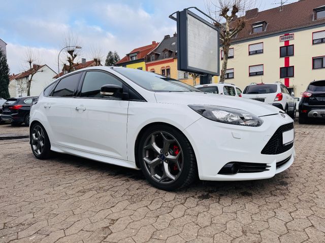 Ford Focus ST Limousine 1.Hand Xenon Recaro PDC SHZG