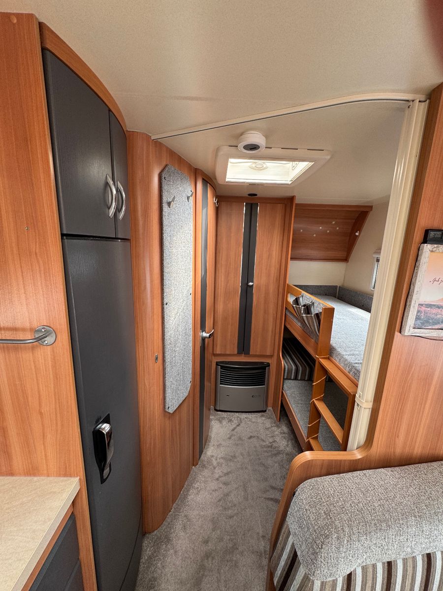 Fahrzeugabbildung Hobby 545 KMF DE LUXE SAT TV MOVER RUNDSITZGRUPPE