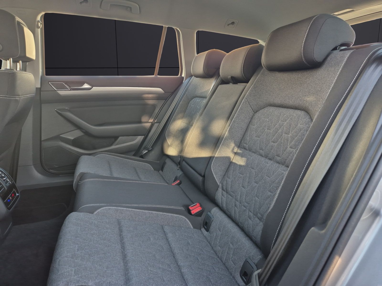 Fahrzeugabbildung Volkswagen Passat Variant TDI Business DSG 4M LED AHK Navi