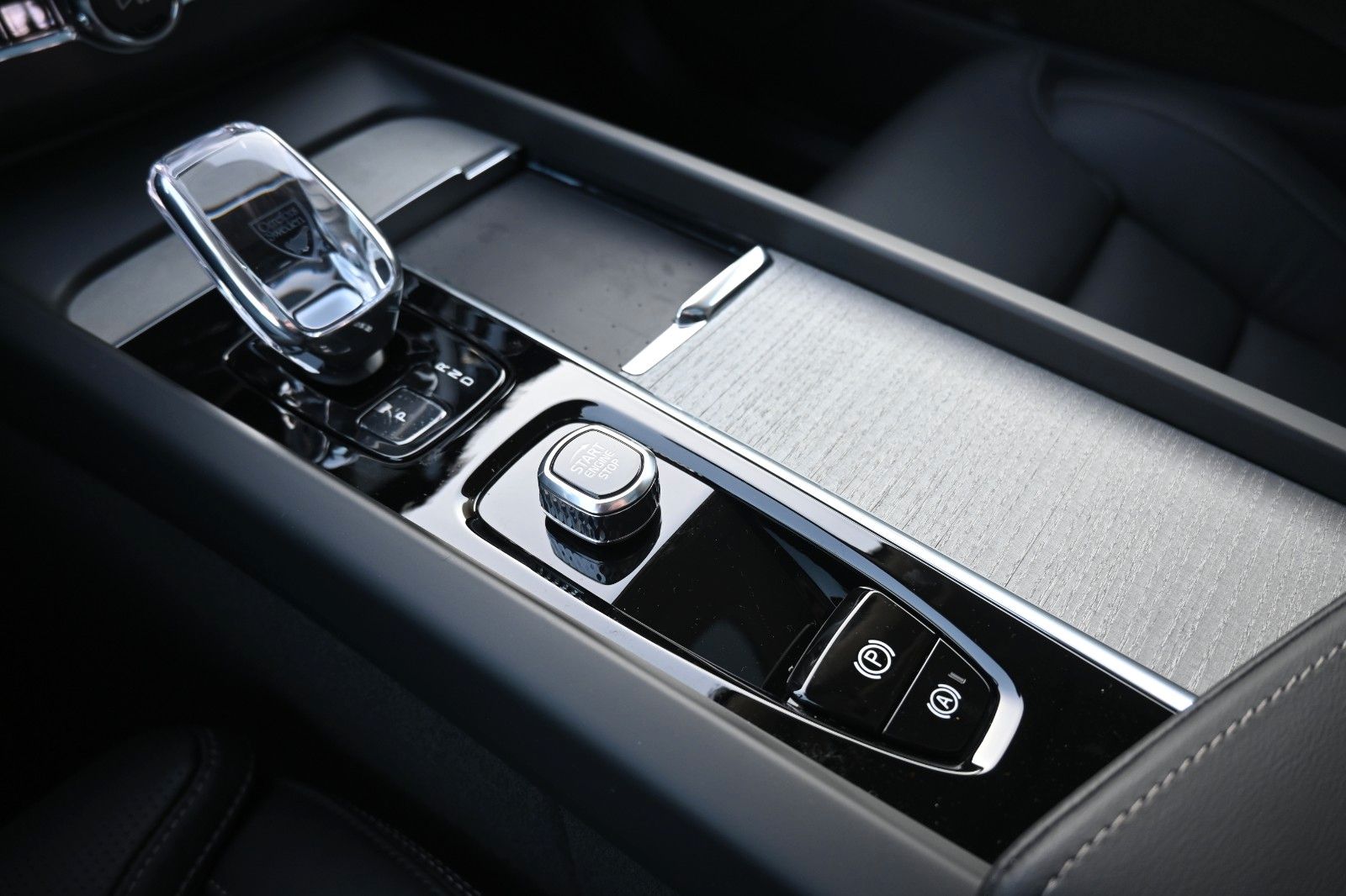 Fahrzeugabbildung Volvo XC60 B5 AWD Ultra Dark*LUFT*360°*ACC*AHK