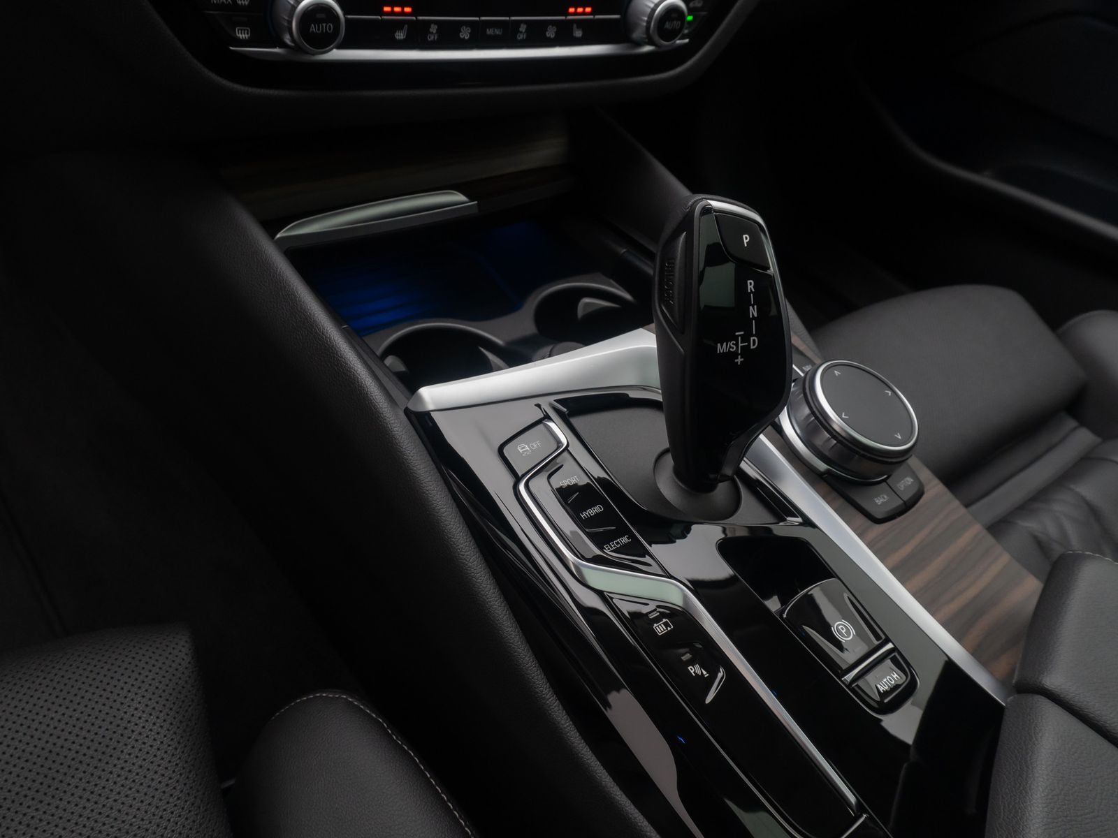 Fahrzeugabbildung BMW 530e HUD DAB Alarm Panorama HiFi Sport Leder