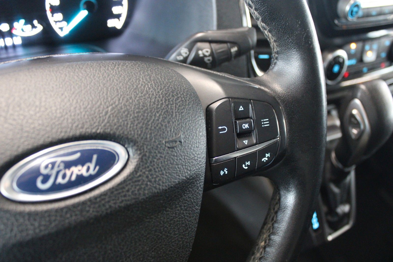 Fahrzeugabbildung Ford Transit Custom Aut. LIMITED L2 AC AHK SHZ Regale