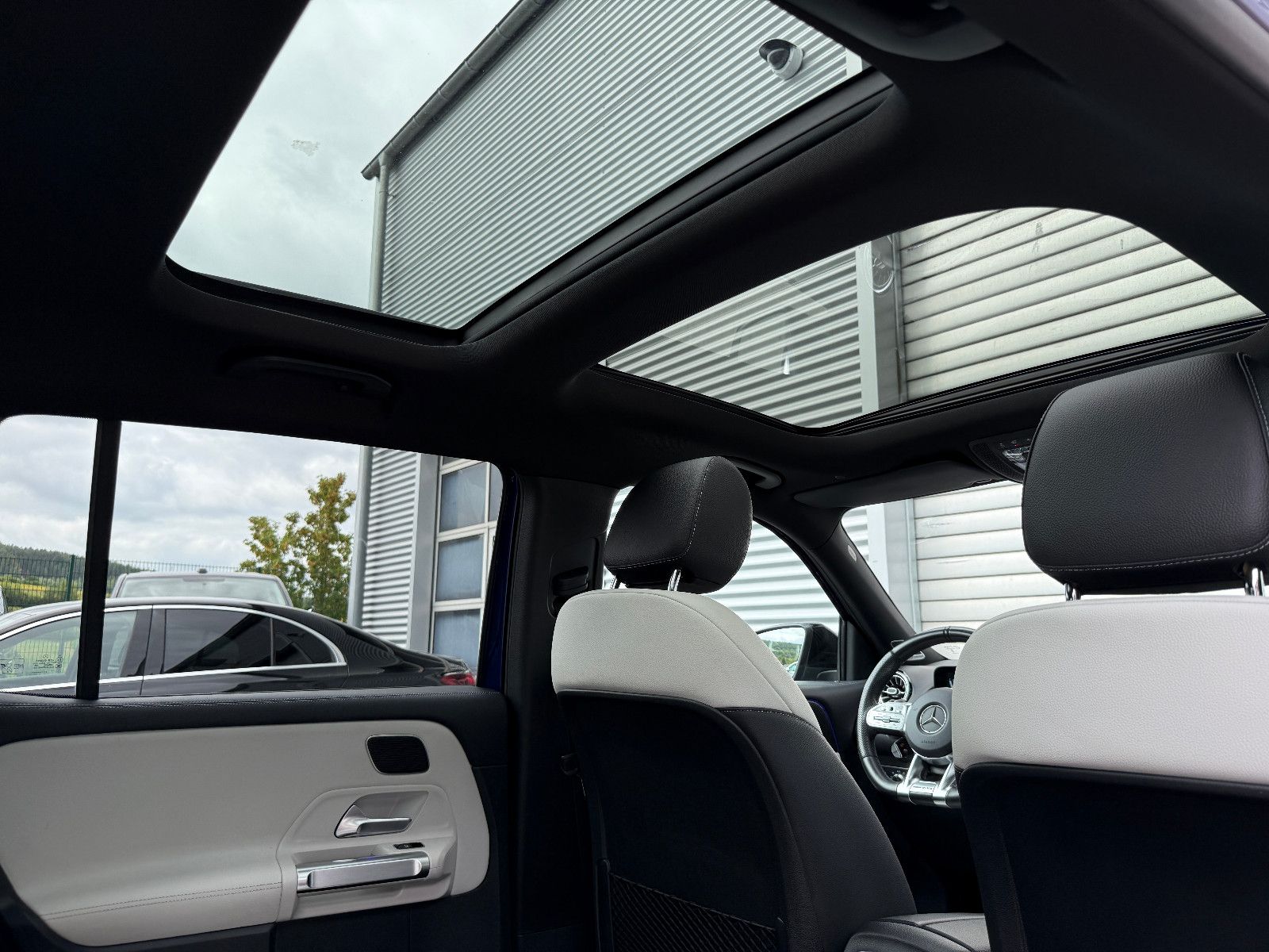 Fahrzeugabbildung Mercedes-Benz GLB 35 AMG 4Matic ACC Burmester 360°K Pano Night