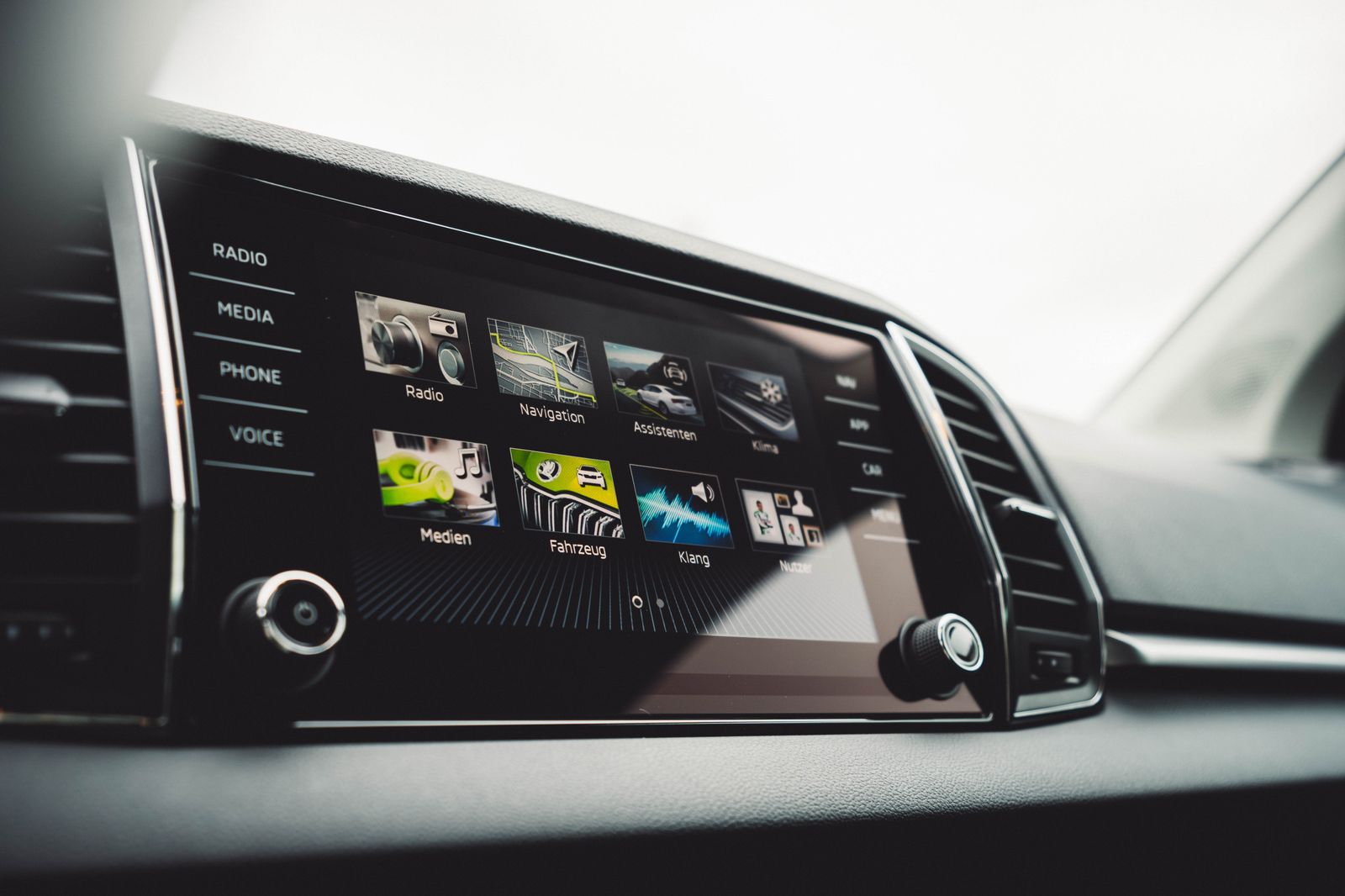 Fahrzeugabbildung SKODA Karoq 1.5L DSG*LED*PDC*KAM*ACC*Smartlink*