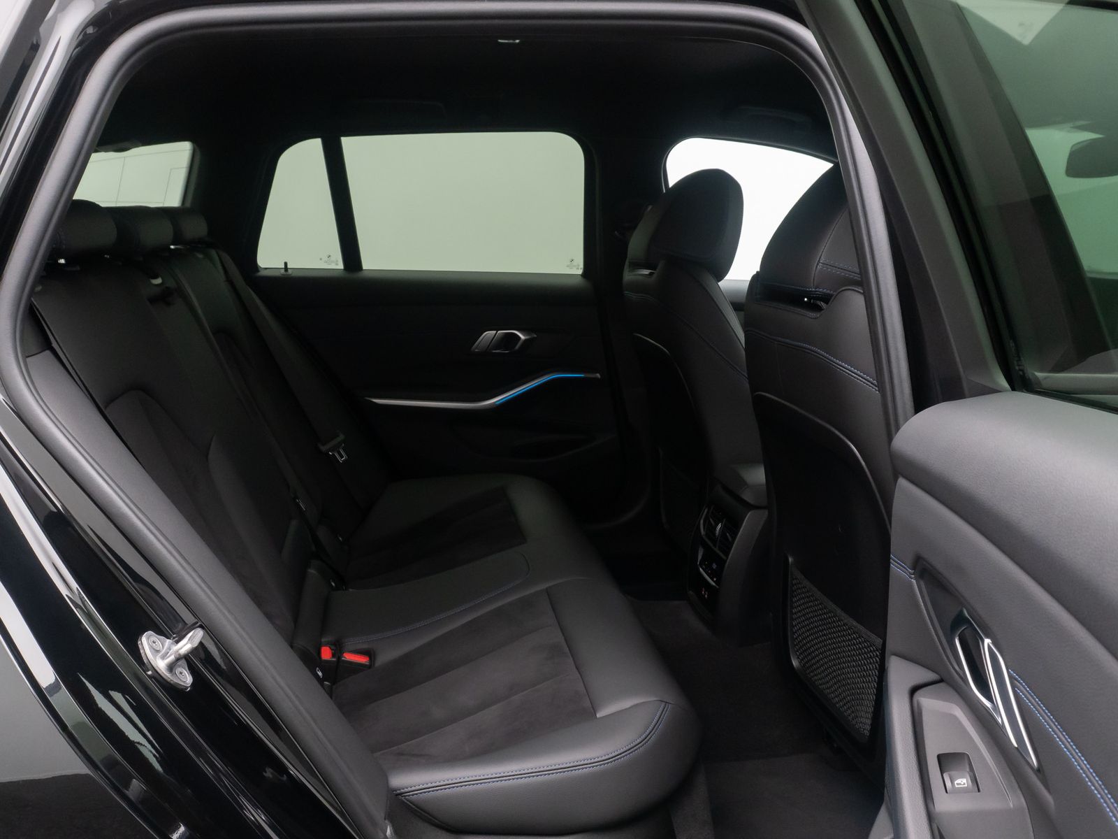 Fahrzeugabbildung BMW 330e xD M Sport HUD DAB Kamera Komfort 18Zoll