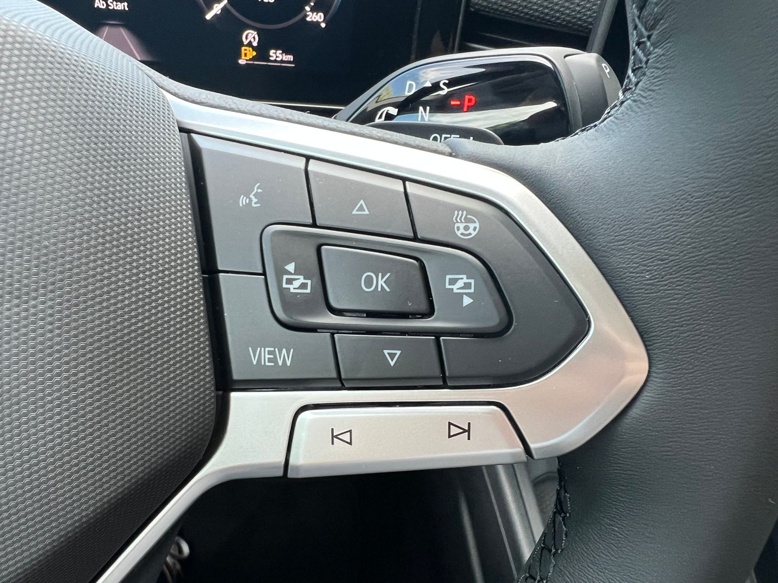 Fahrzeugabbildung Volkswagen T-Roc  Life 1.5 eTSI DSG *AHK, Ganzjahresreifen,