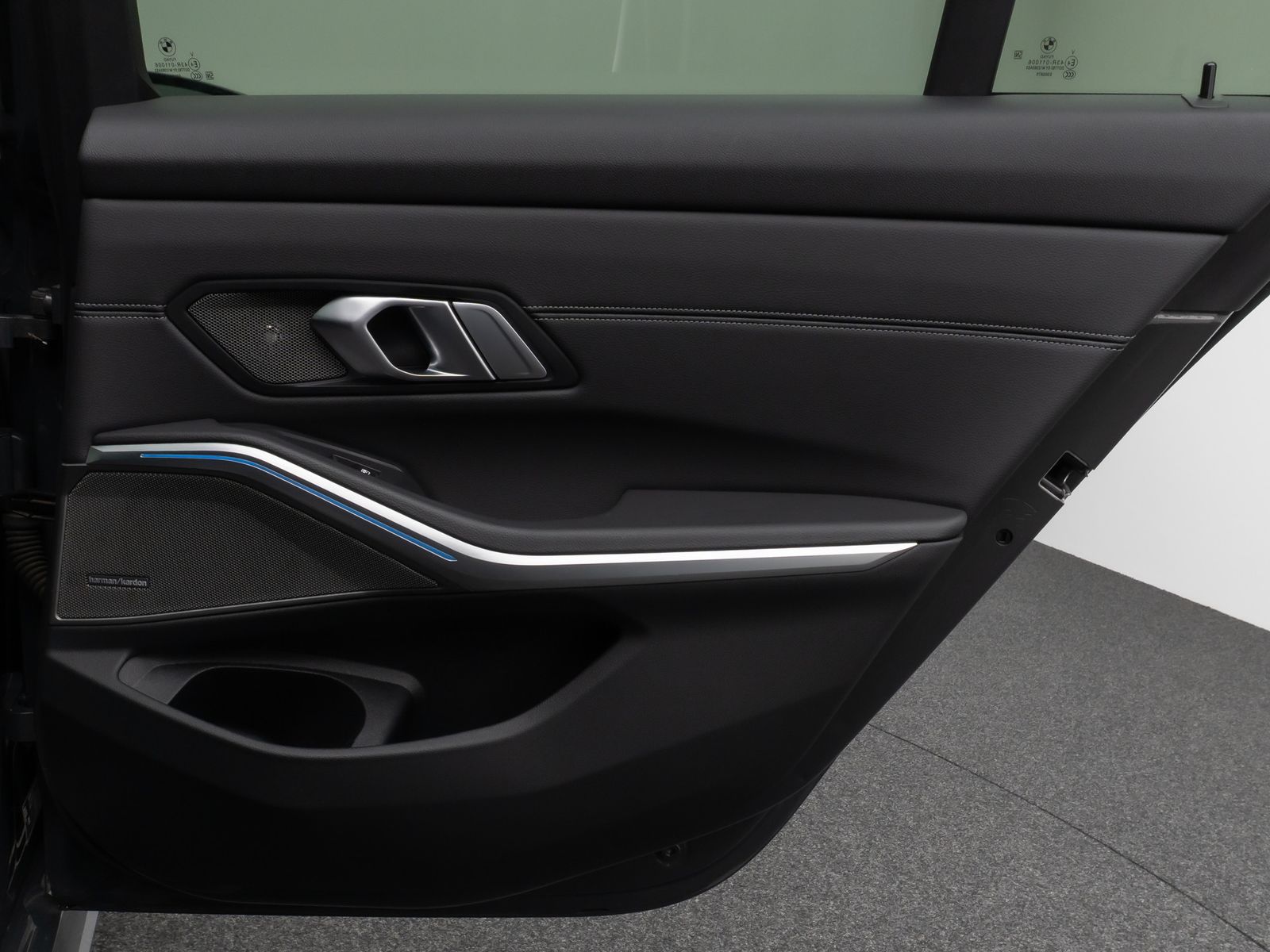 Fahrzeugabbildung BMW 330e xD M Sport Panorama Kamera HUD H/K AHK 19"