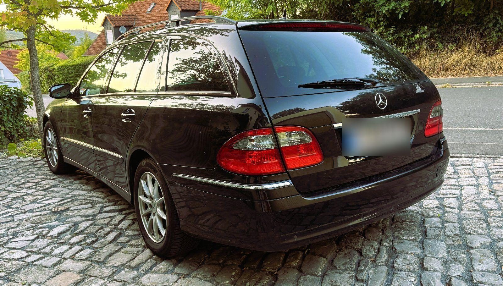 Mercedes-Benz E220 2006 — rear view