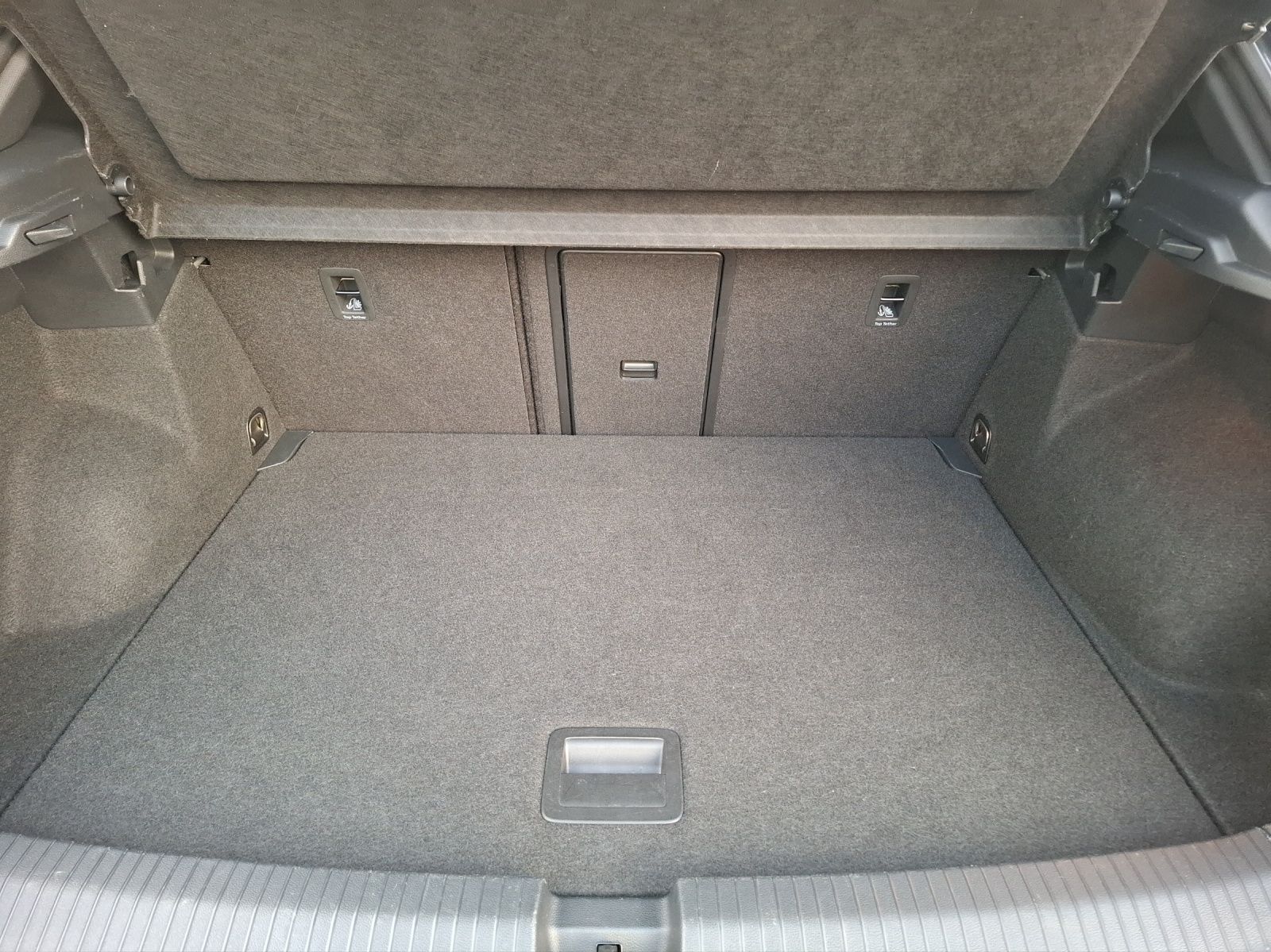 Fahrzeugabbildung Volkswagen T-Roc TDI R-Line DSG LED AHK Navi AID ACC RFK SH