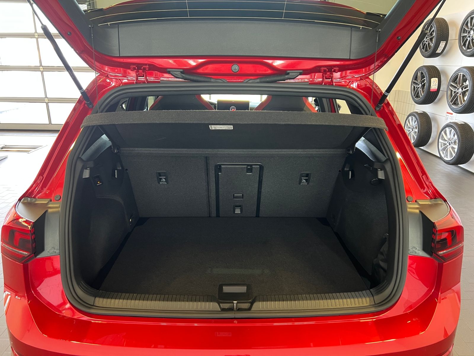 Fahrzeugabbildung Volkswagen Golf VIII GTI 2.0 TSI DSG *AHK, LED, Black Style