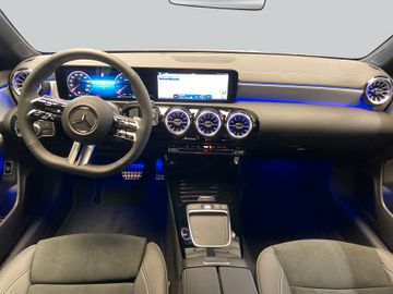 Mercedes CLA 180 Shooting Brake - 11