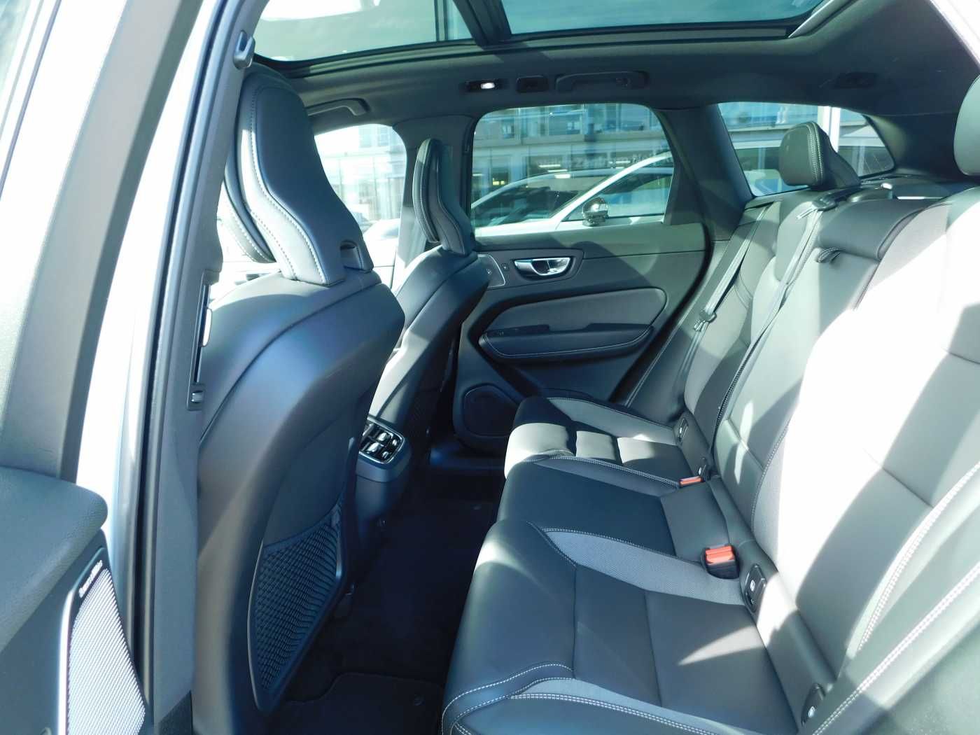 Fahrzeugabbildung Volvo XC60 Diesel B5 D AWD Ultimate Dark