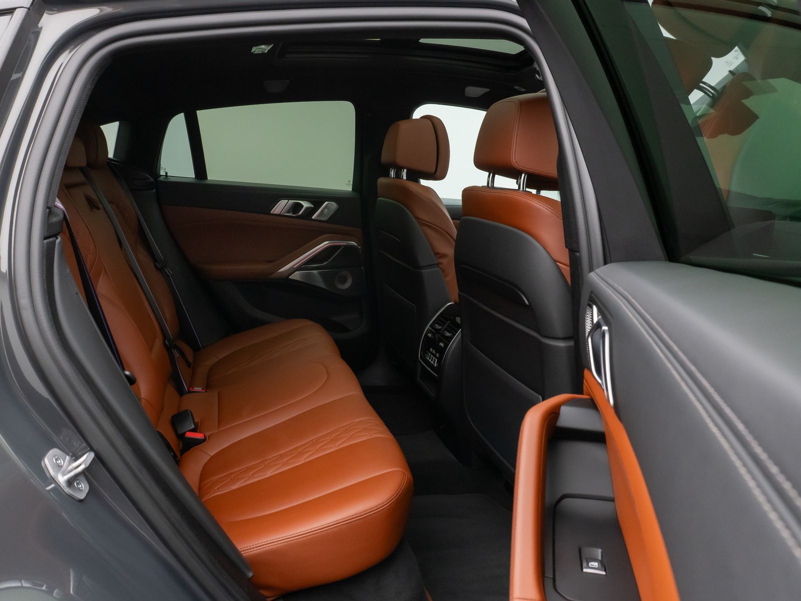 Fahrzeugabbildung BMW X6 M50i Panorama Laser 360°HUD DAB B&W AHK 22"