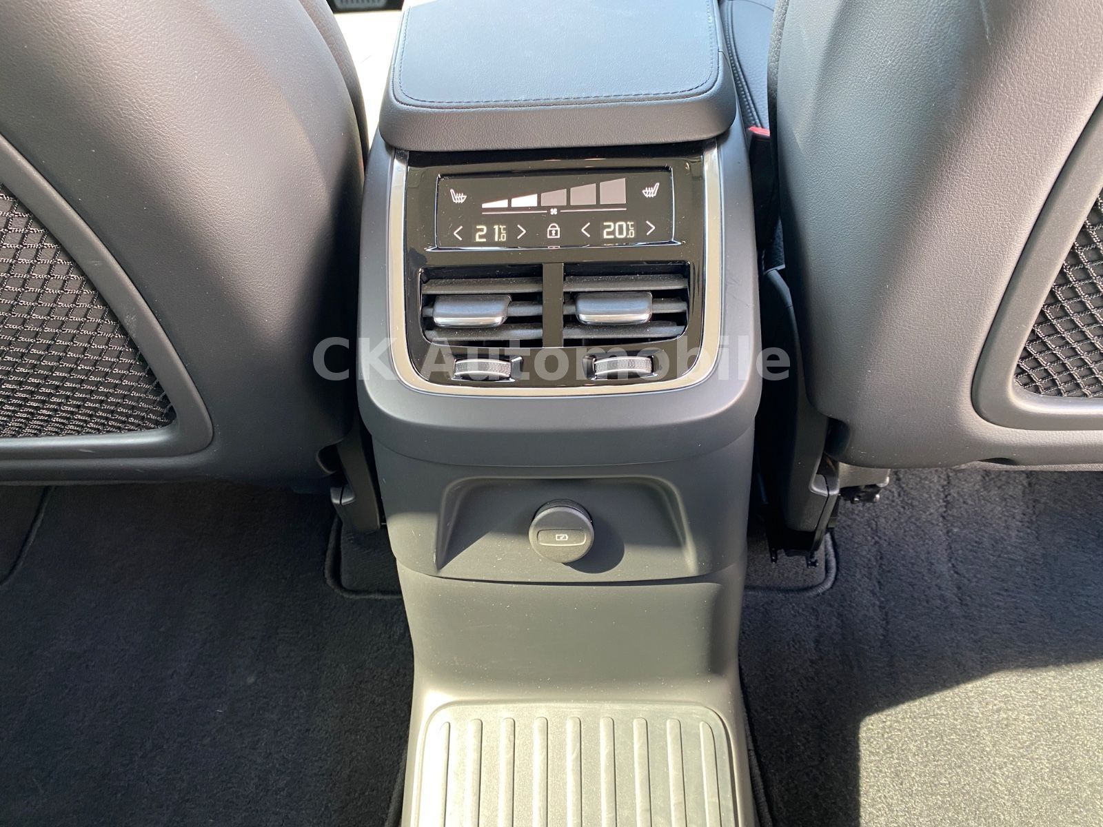 Fahrzeugabbildung Volvo XC90 T8 Core Recharge Plug-In Hybrid AWD/7 Sitze