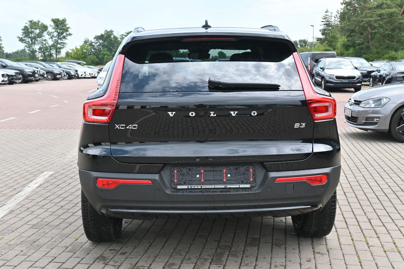 Fahrzeugabbildung Volvo XC40 B3 DKG Plus Dark*FSHZG*360°*AHK*AllSeason