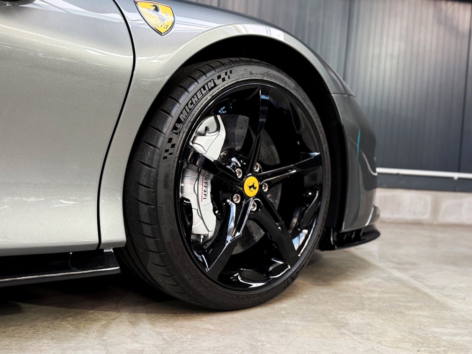 Fahrzeugabbildung Ferrari SF90 + Grigio Ferro + 2.257 km + Lift + Daytona
