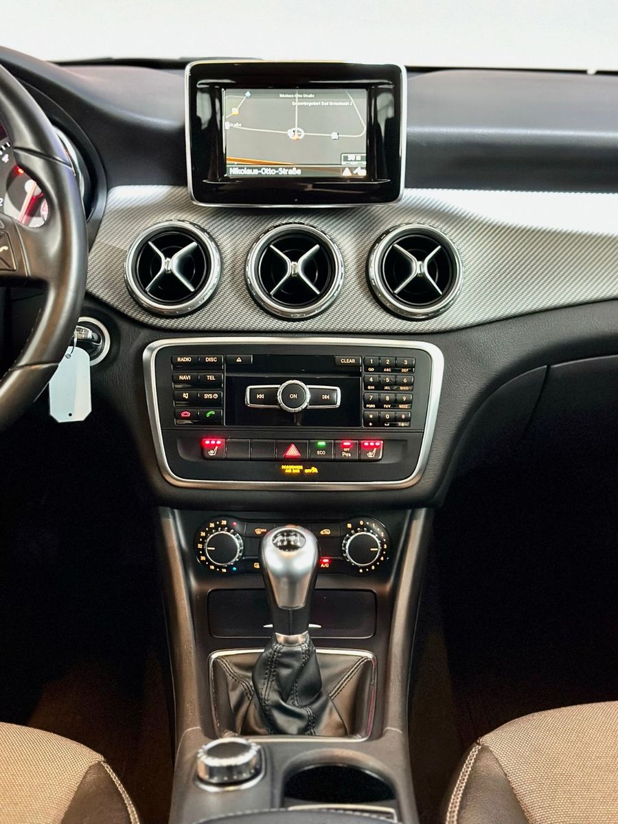 Fahrzeugabbildung Mercedes-Benz GLA 200 Style *Navi *PDC *1.Hand *Teilleder