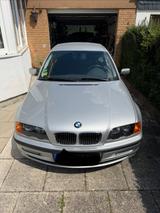 BMW 328i - - silberne BMW 328