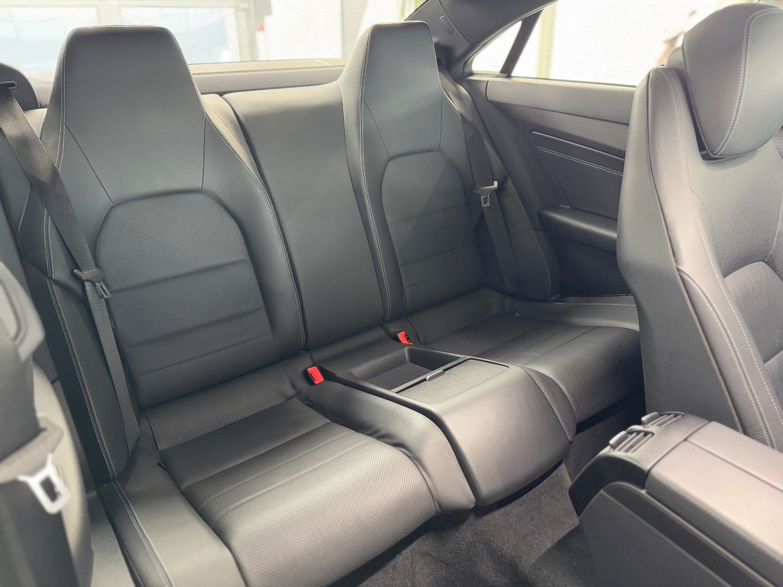 Fahrzeugabbildung Mercedes-Benz E 200 CGI Coupe Sportpaket AMG-Line Pano Leder