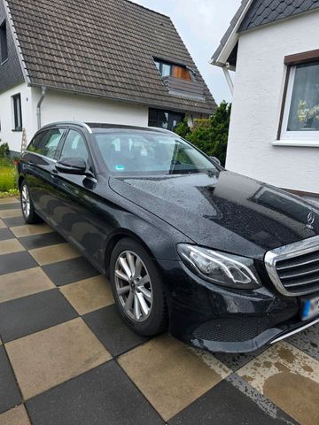 MERCEDES-BENZ Mercedes Benz E200 (Taxi)