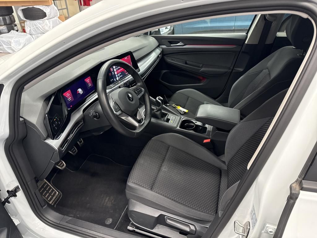 Fahrzeugabbildung Volkswagen Golf VIII TSI Life Standhzg. Matrix Navi AID ACC