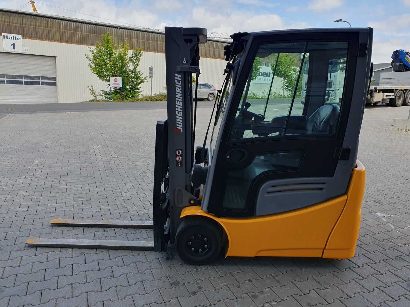 Fahrzeugabbildung Jungheinrich EFG 215 / Triplex: 4.25m! / SS /  2.472h! / 2020