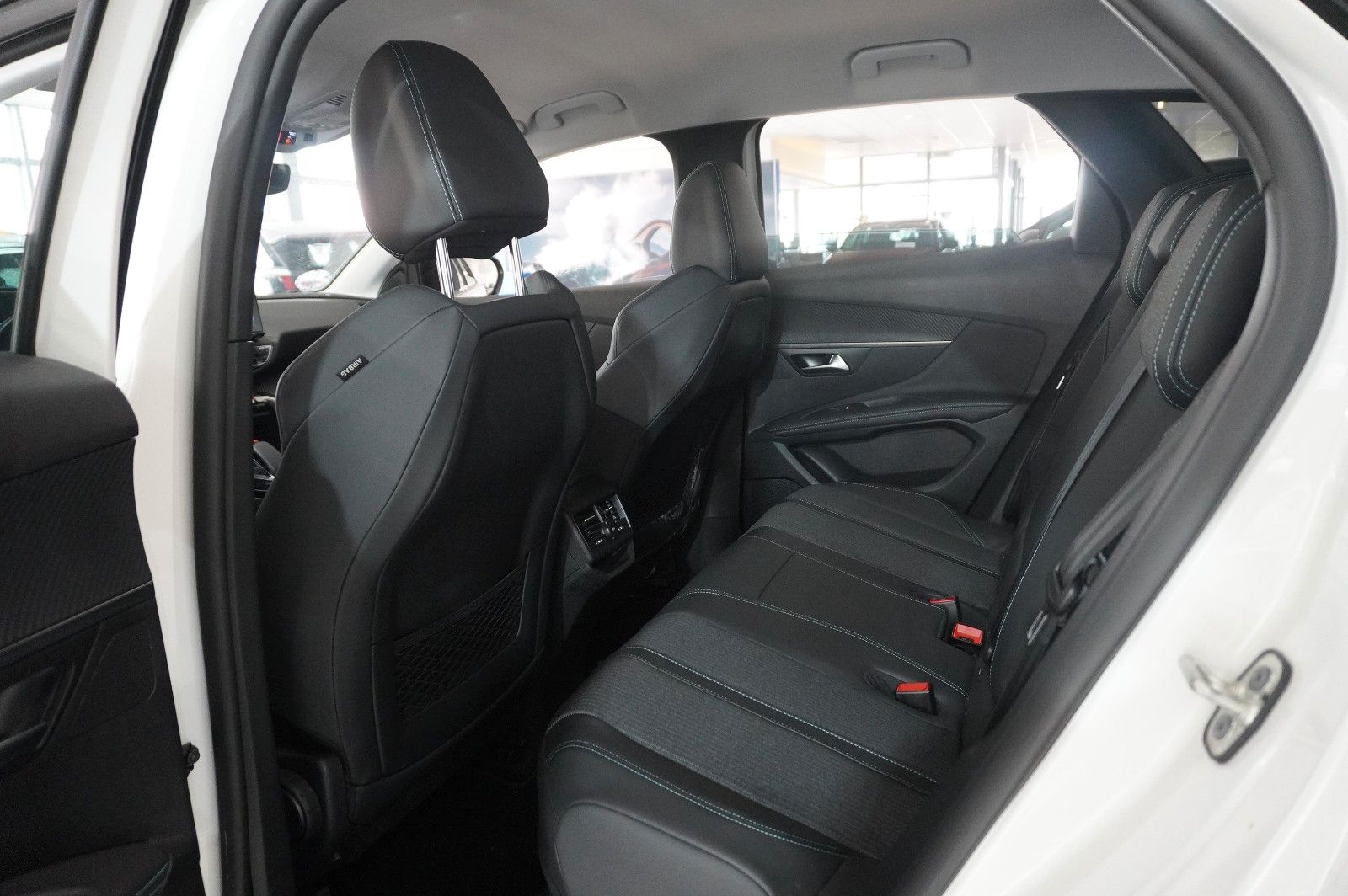 Fahrzeugabbildung Peugeot 3008 Hybrid PHEV ALLURE NAVI/LED/KAMERA/SHZ/AHK