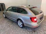 Skoda Superb Combi Elegance 4x4 Leder Sitzbelüftung - mit Diesel-Antrieb: Beige, Leichtmetallfelgen, Kombi