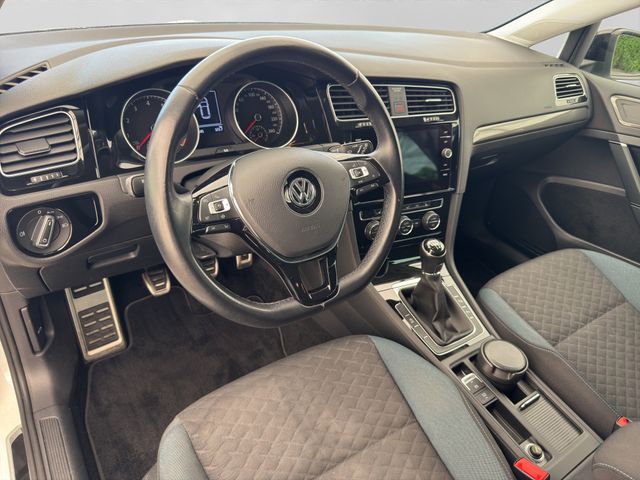 Fahrzeugabbildung Volkswagen Golf 1.0 TSI IQ.DRIVE Start-Stopp Navi+ACC+Sitzh