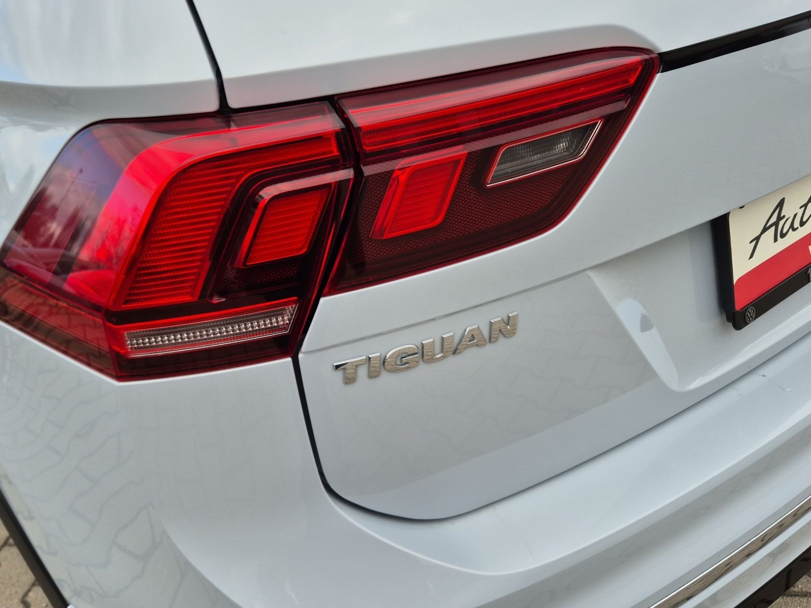 Fahrzeugabbildung Volkswagen Tiguan 2.0 TDI DSG R-Line AHK LED HuD Navi ACC
