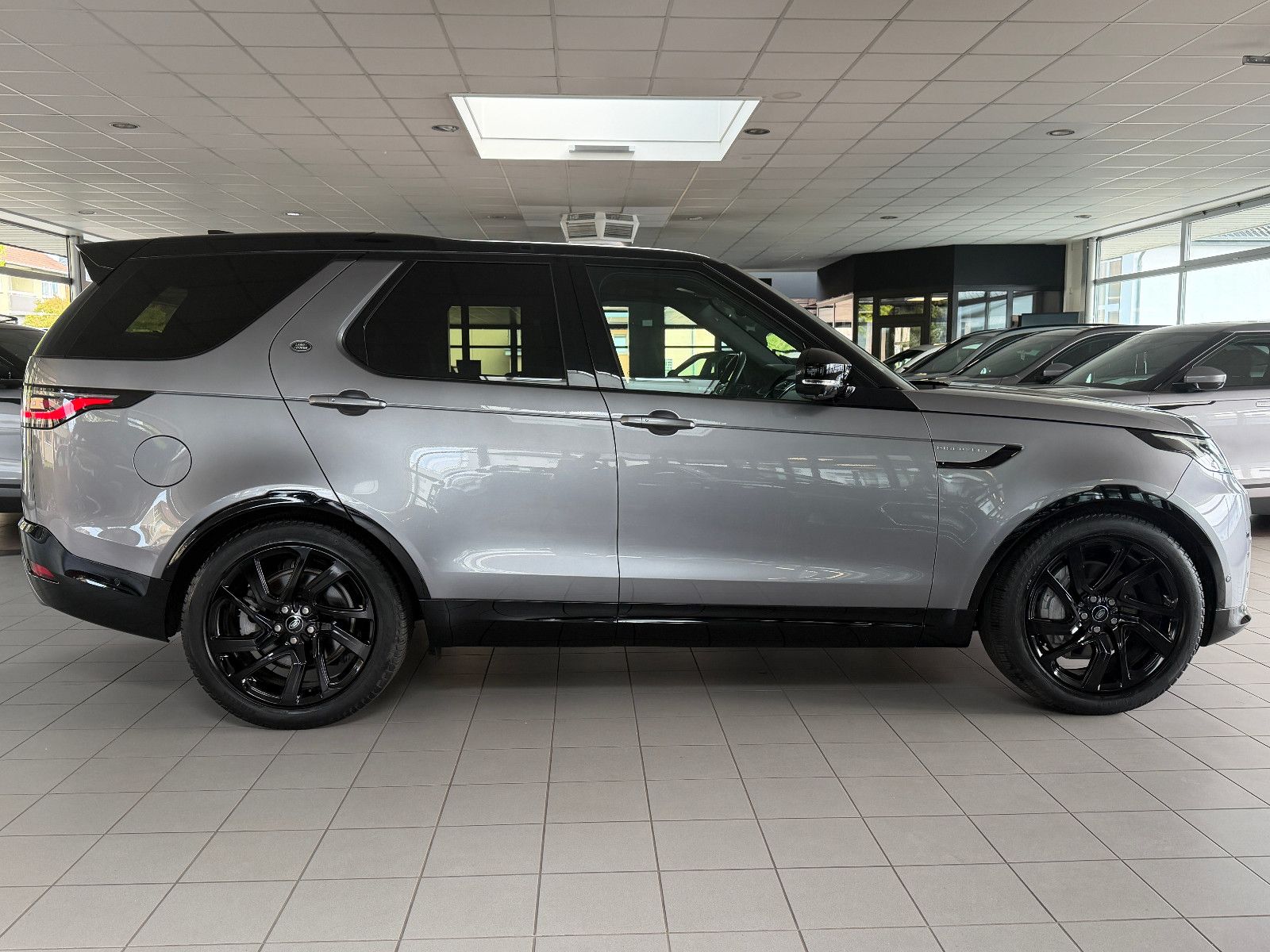 Fahrzeugabbildung Land Rover Discovery 5 R-Dynamic /PANO/MERIDIAN/360°KAM/MEM