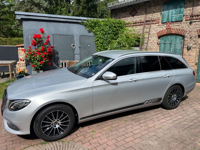 MERCEDES-BENZ E 220d T EXCLUSIVE Autom. EXCLUSIVE