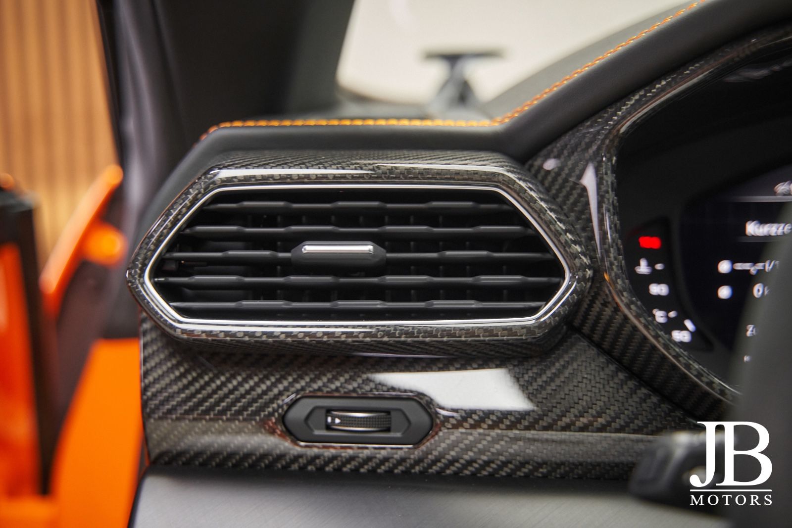 Fahrzeugabbildung Lamborghini Urus Performante Carbon Head-Up Akrapovic