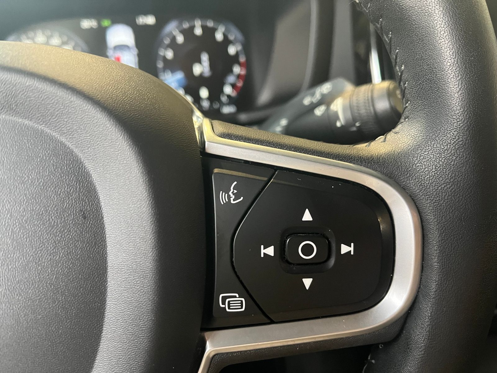 Fahrzeugabbildung Volvo V60 Kombi Momentum Pro LED NAVI ALU