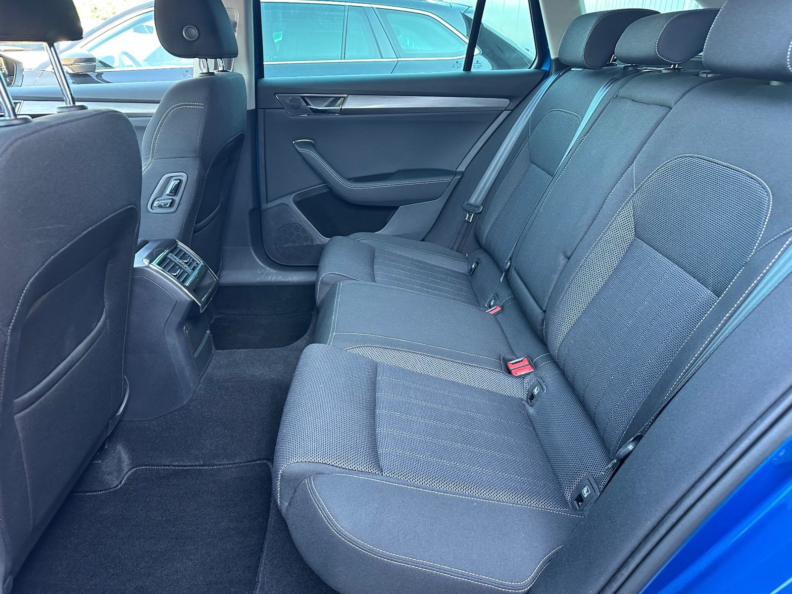 Fahrzeugabbildung SKODA Superb Combi 2.0 TDI DSG Style NAV+LED