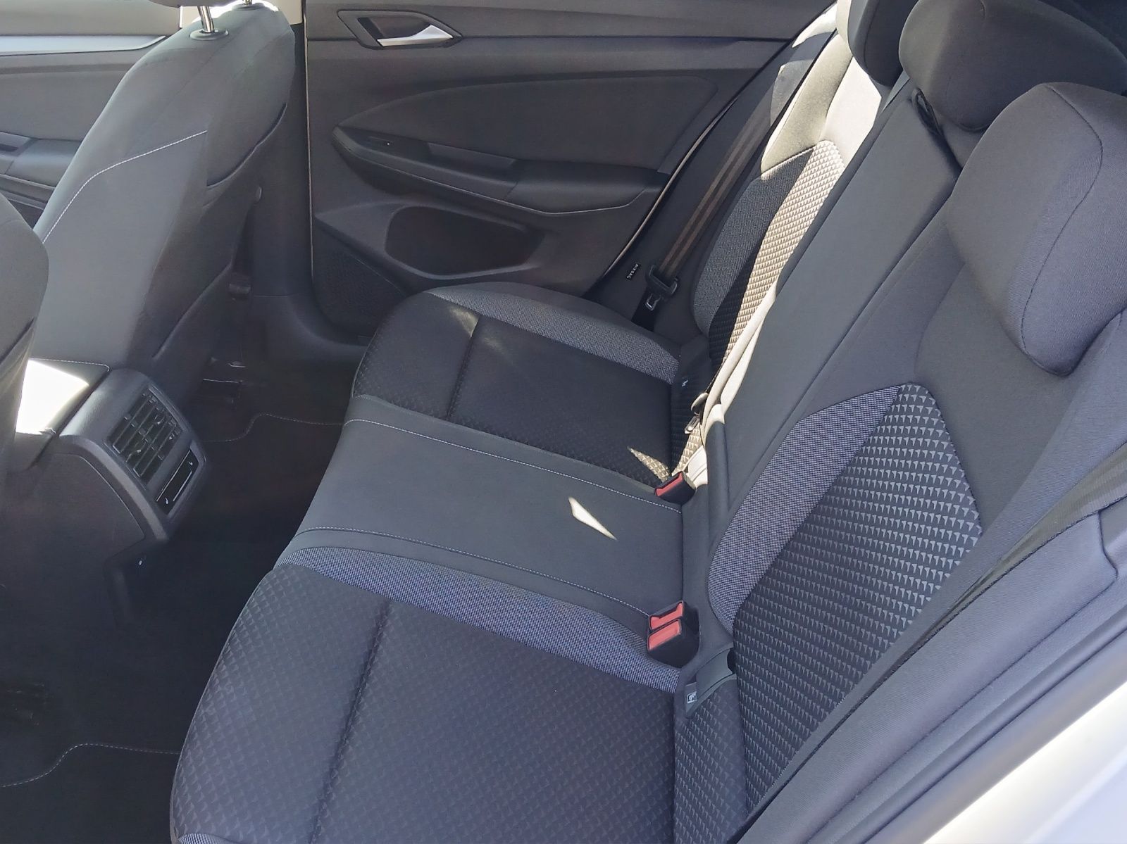 Fahrzeugabbildung Volkswagen Golf VIII TSI Active Standhzg. LEDplus Navi AID