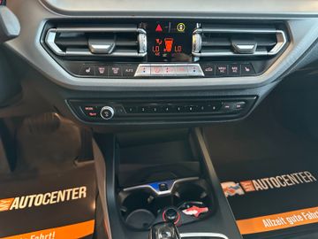 BMW 120 i *HEAD-UP*StandHZ*AHK*SPORT*2-ZONEN*CARPLAY