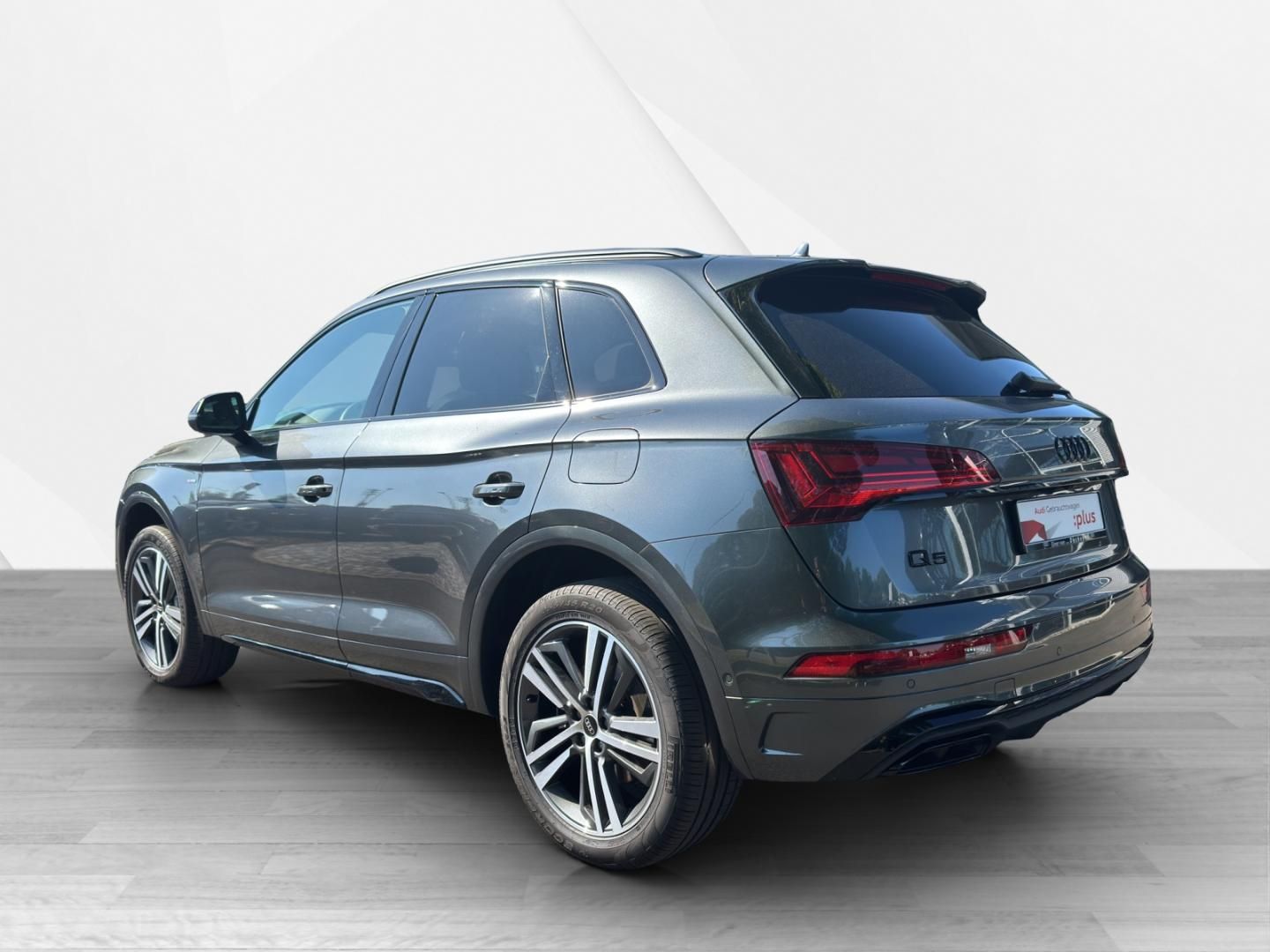 Fahrzeugabbildung Audi Q5 TFSI e S line 55 S Line quattro, Business, B&