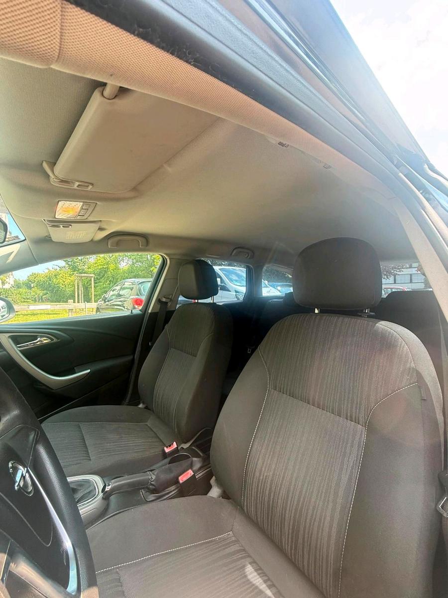 Opel Astra 2012 — photo 10