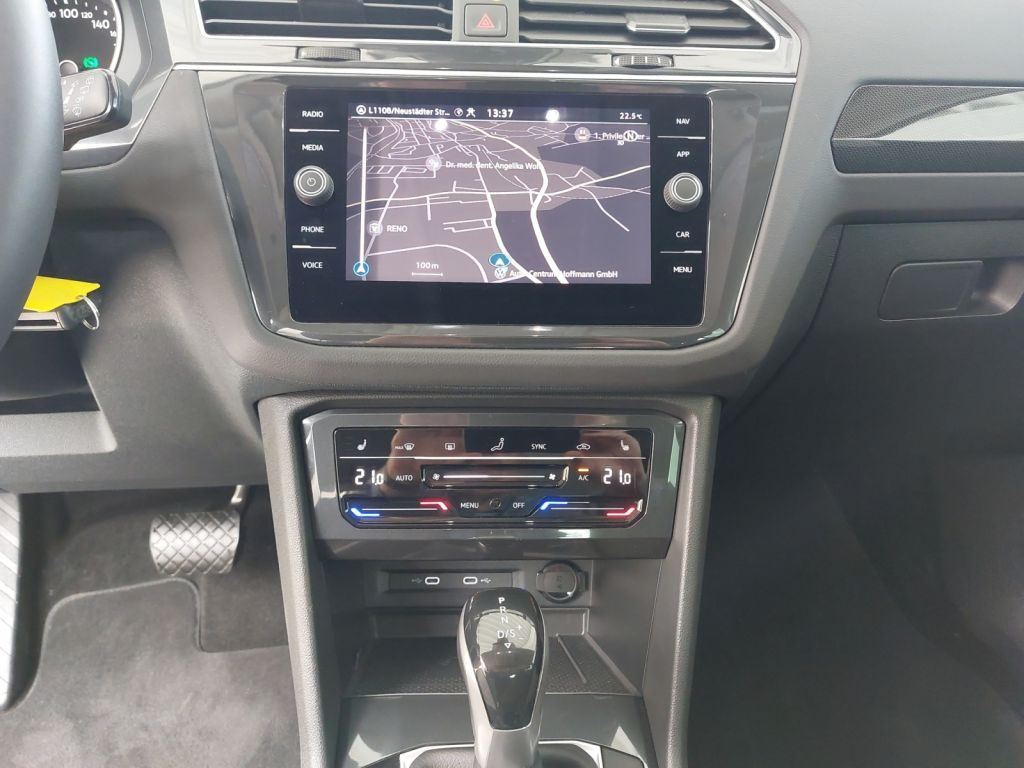 Fahrzeugabbildung Volkswagen Tiguan 1.5 TSI DSG Life AHZV Navi WR
