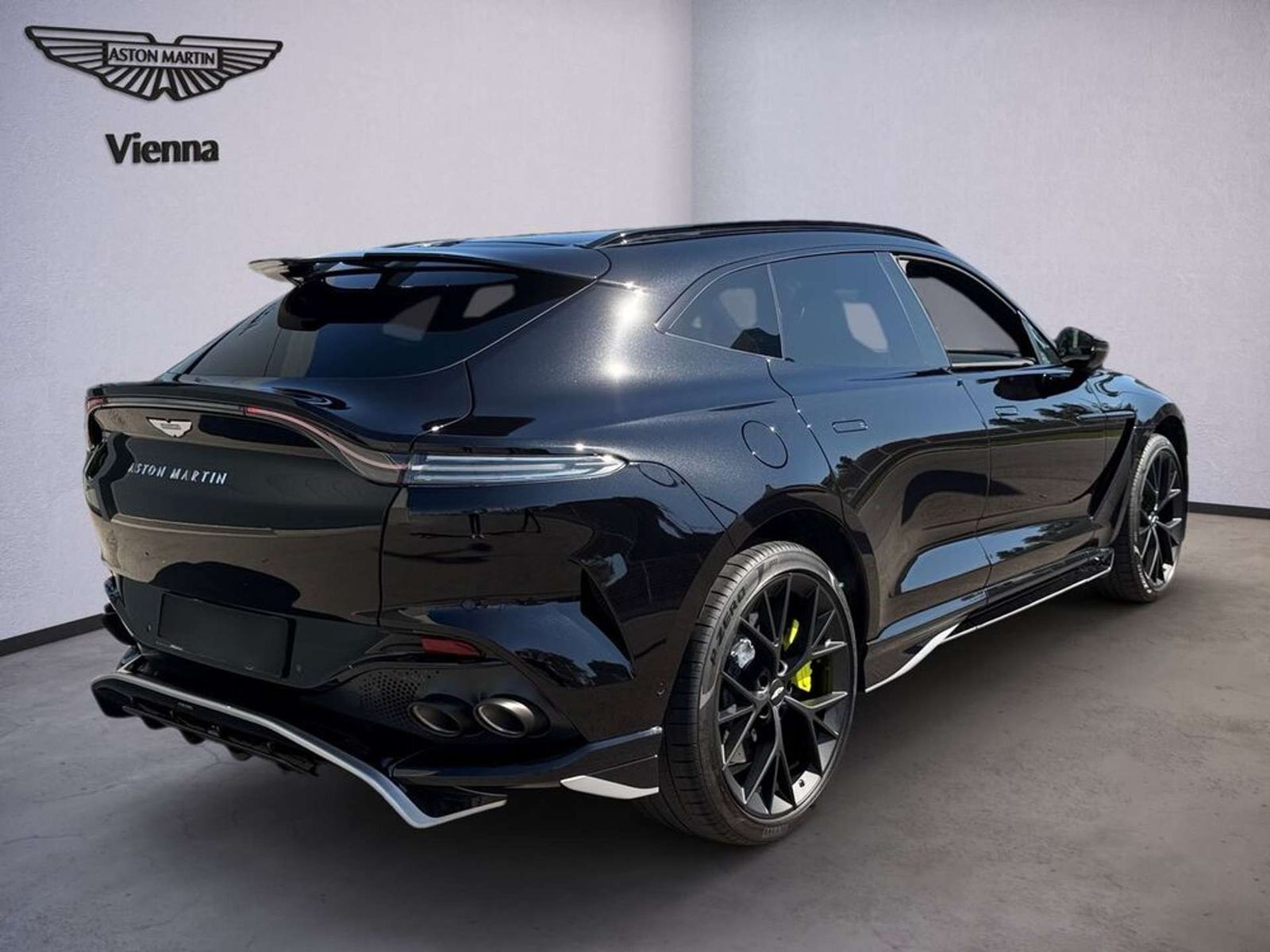 Aston Martin DBX 707  | OnyxBlack | AMR24 | Pano | B&W | 23'' imagem 3