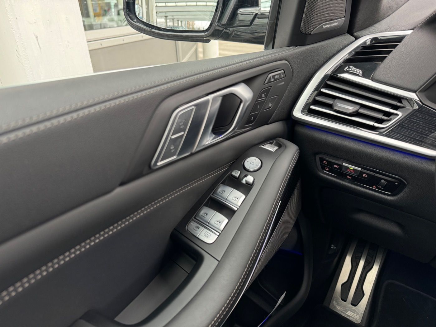 Fahrzeugabbildung BMW X7 M50i SkyLounge/IntAL/LASER 2 JAHRE GARANTIE