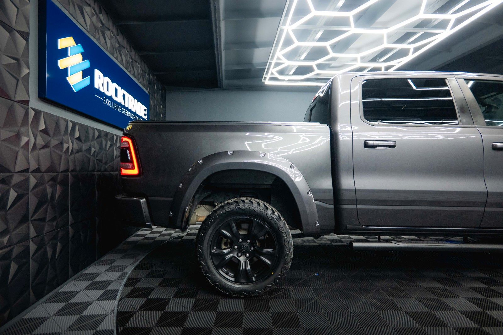 Fahrzeugabbildung Dodge RAM 5.7 V8 HEMI 4x4 OFFROAD Night-Paket *LED*19%