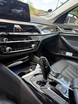 BMW 530i xDrive Touring A - - blaue BMW 530