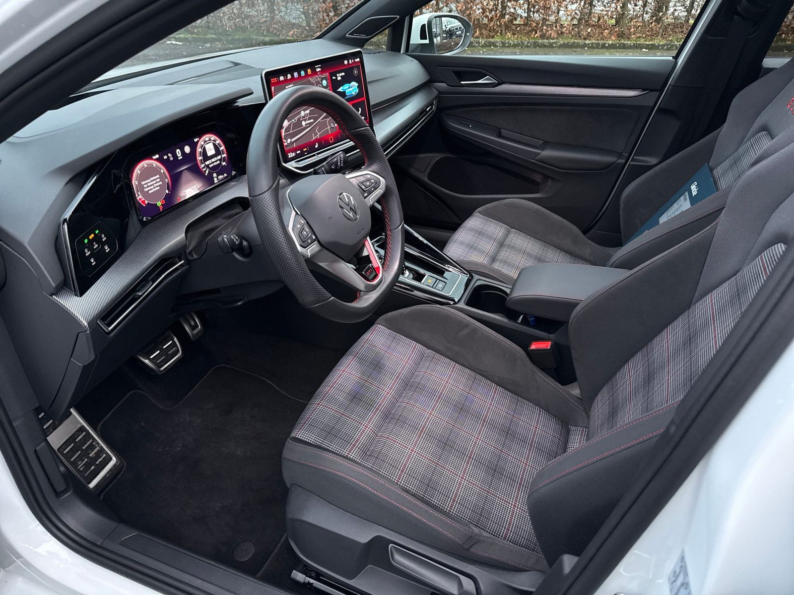 Volkswagen Golf VIII GTI 2.0 TSI DSG AHK PANO HEAD-UP R foto 8