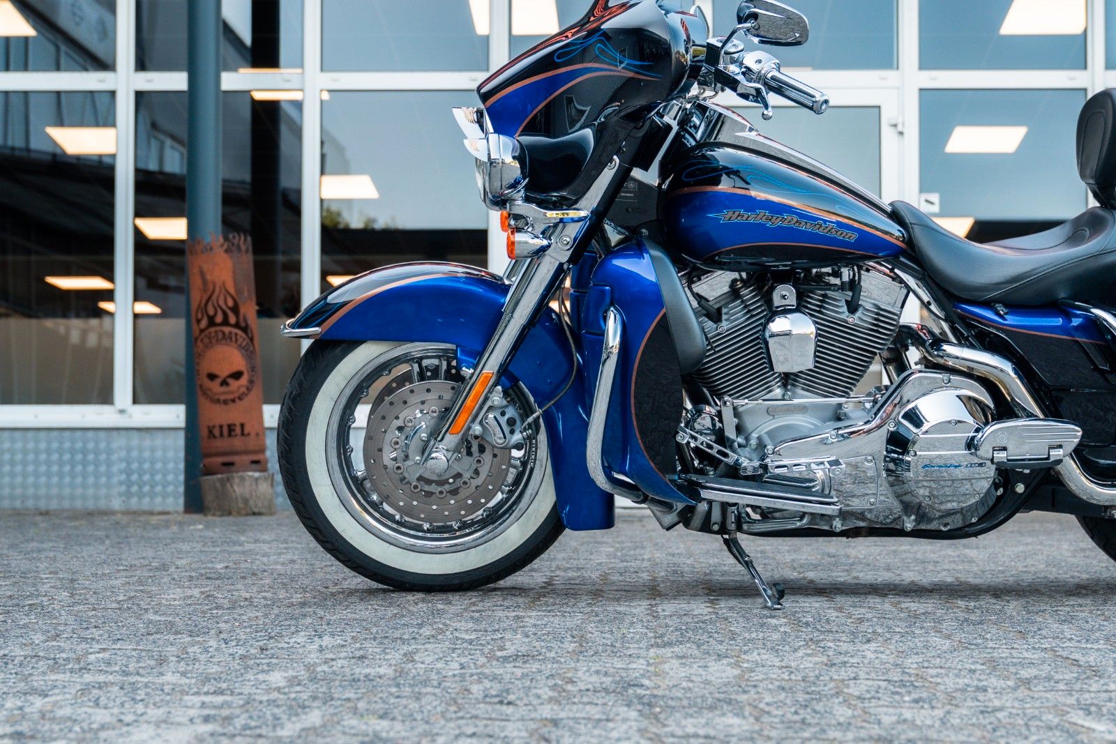 Fahrzeugabbildung Harley-Davidson FLHTCSE CVO Screamin Eagle E-Glide - Twin Cam