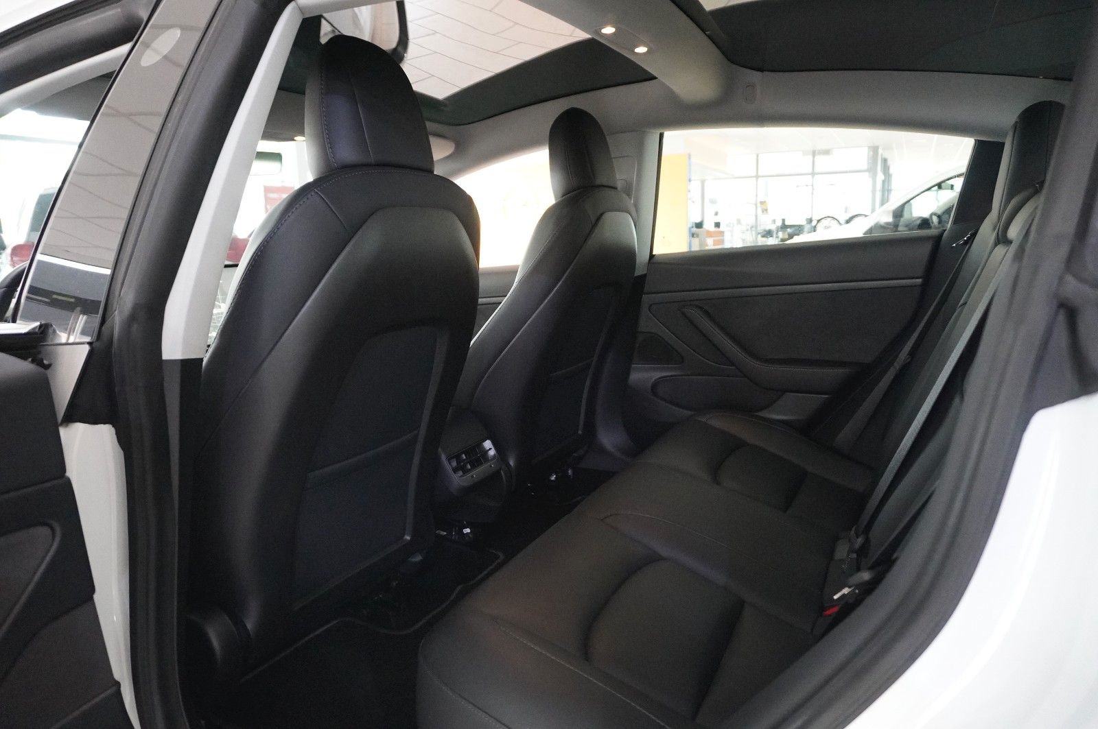 Fahrzeugabbildung Tesla Model 3 Standard Range Plus NAVI/KAMERA/SH/PANO