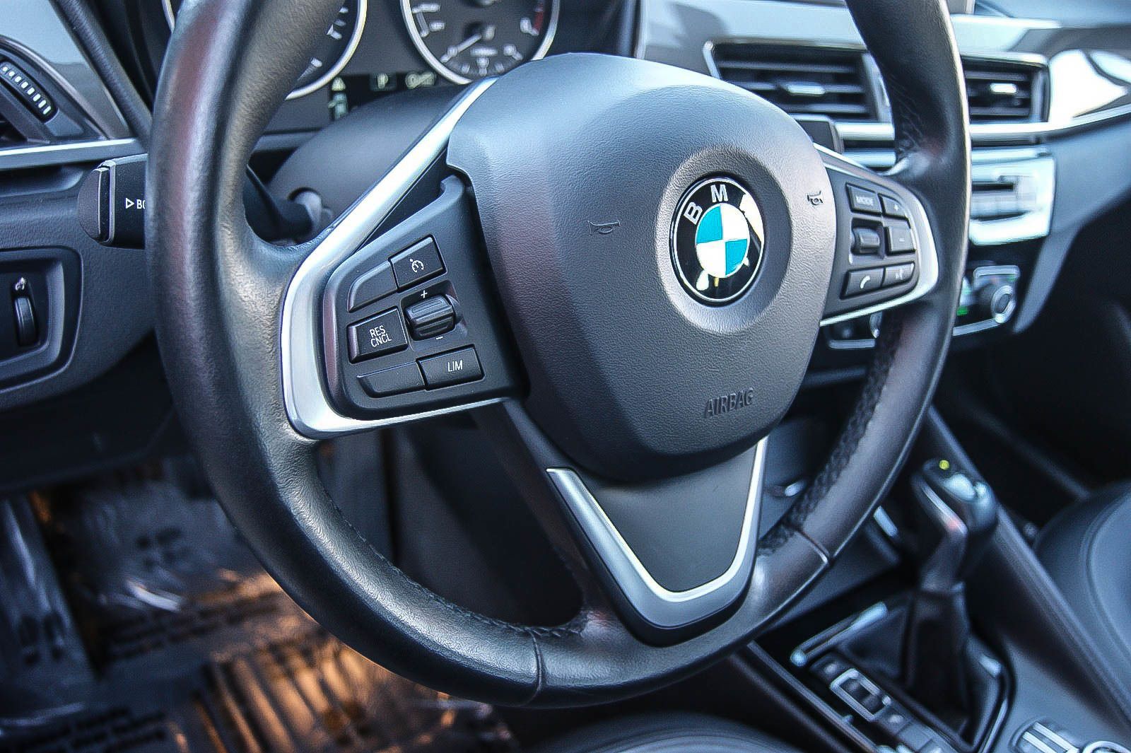 Fahrzeugabbildung BMW X1 xDrive18d xLine Aut. NAVI LED SIZHG TEMPOMAT