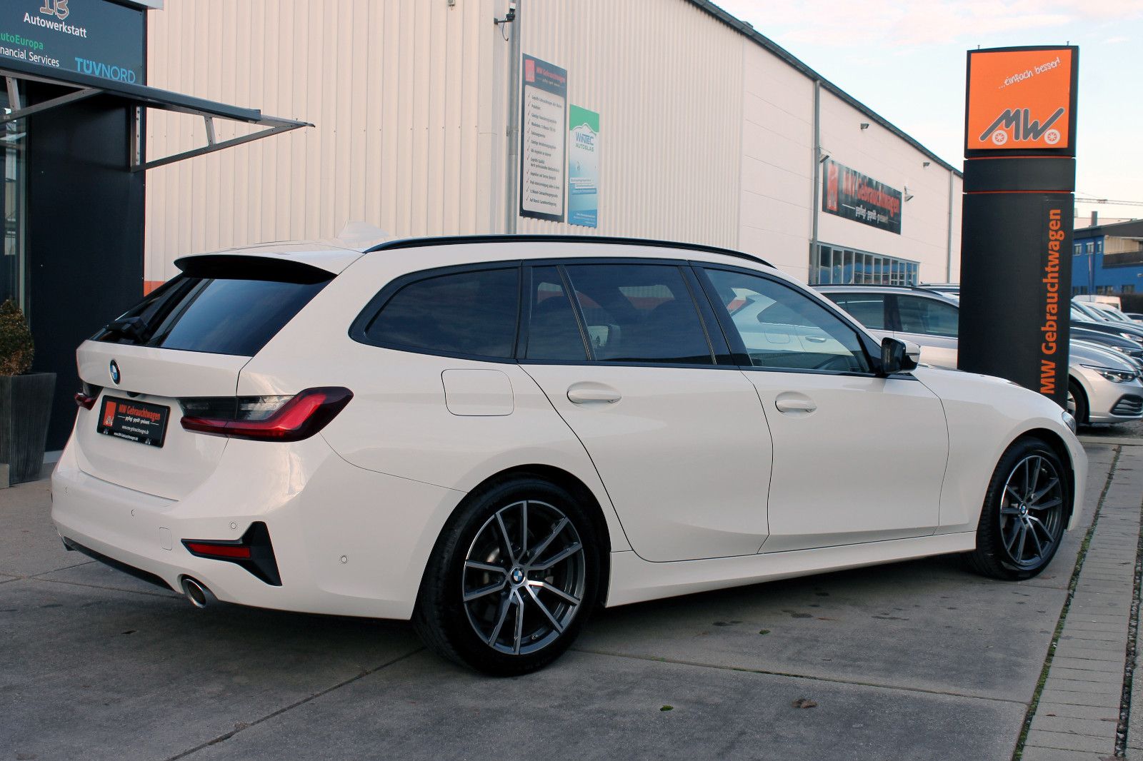 Fahrzeugabbildung BMW 330i Touring Sport-Line Steptr. LED ACC KAM AHK