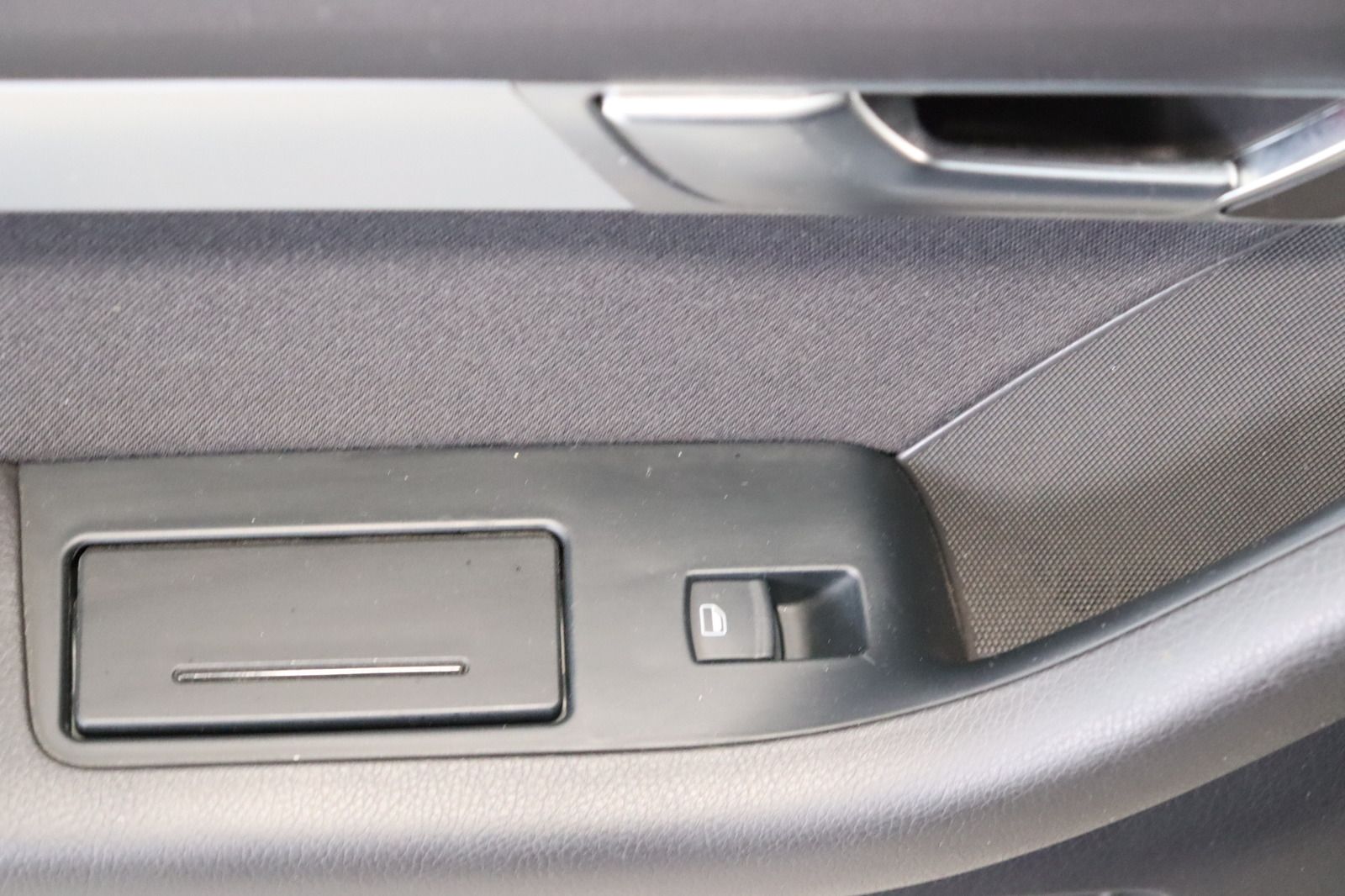 Fahrzeugabbildung Audi A6 2.0 TDI multitronic Avant * Xenon * AHK * PDC